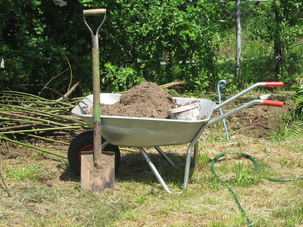 ¿Abonar o fertilizar? Conoce la diferencia y cómo entender y nutrir el suelo de tu huerto casero